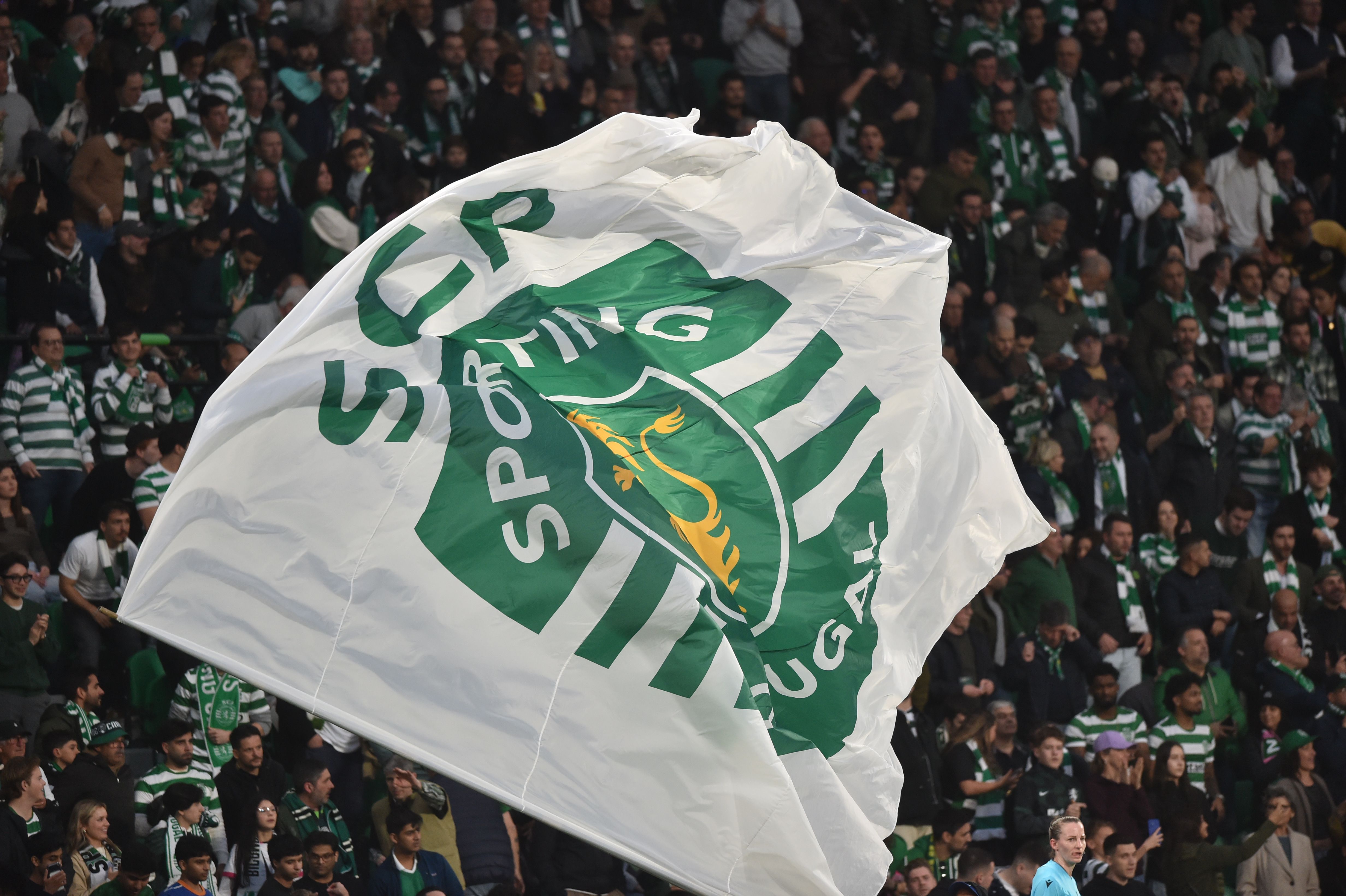 Bandeira do Sporting exibida por adeptos em Alvalade - Foto: Miguel Nunes
