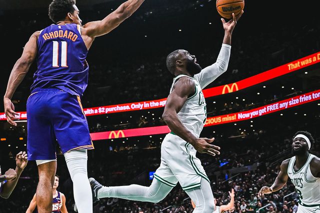Jaylen Brown e Neemias Queta - foto: X/Boston Celtics