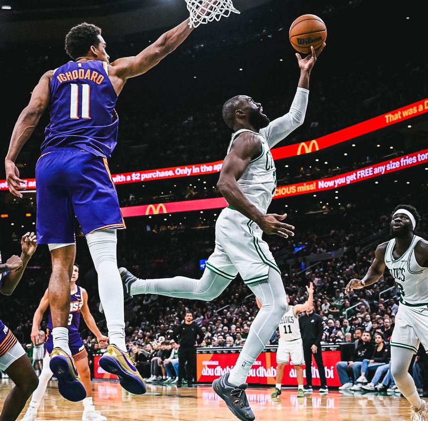 Jaylen Brown e Neemias Queta - foto: X/Boston Celtics