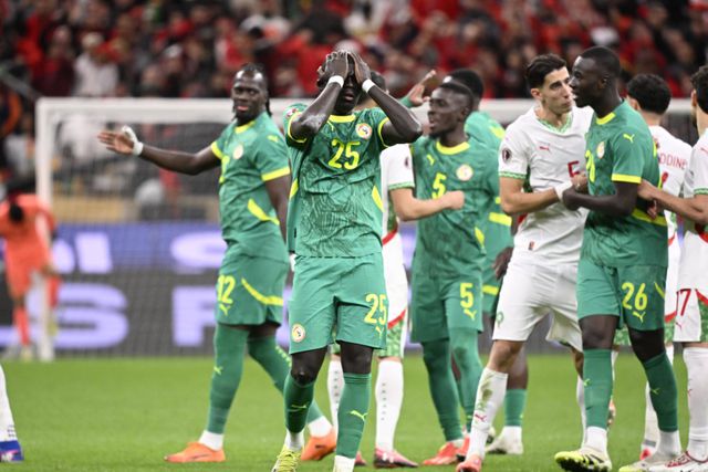 Jogadores do Senegal diante de Marrocos