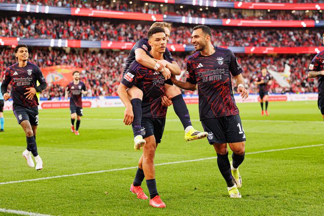 Bah, lateral do Benfica, com Schjelderrup às cavalitas nos festejos de golo marcado ao Aves SAD (foto: Imago)