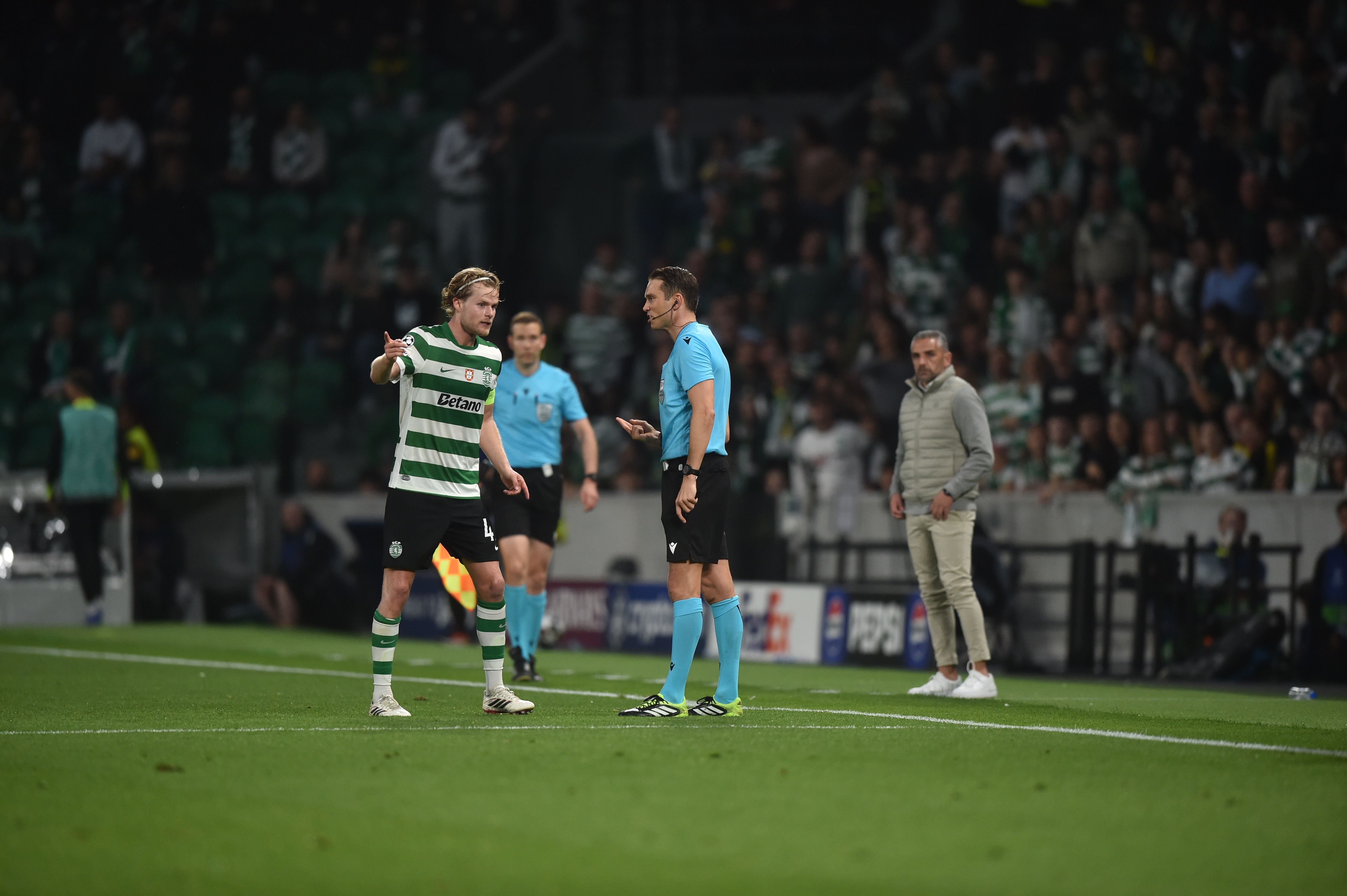 Hjulmand fala com o árbitro no jogo frente ao Bodo/Glimt - Foto: Miguel Nunes
