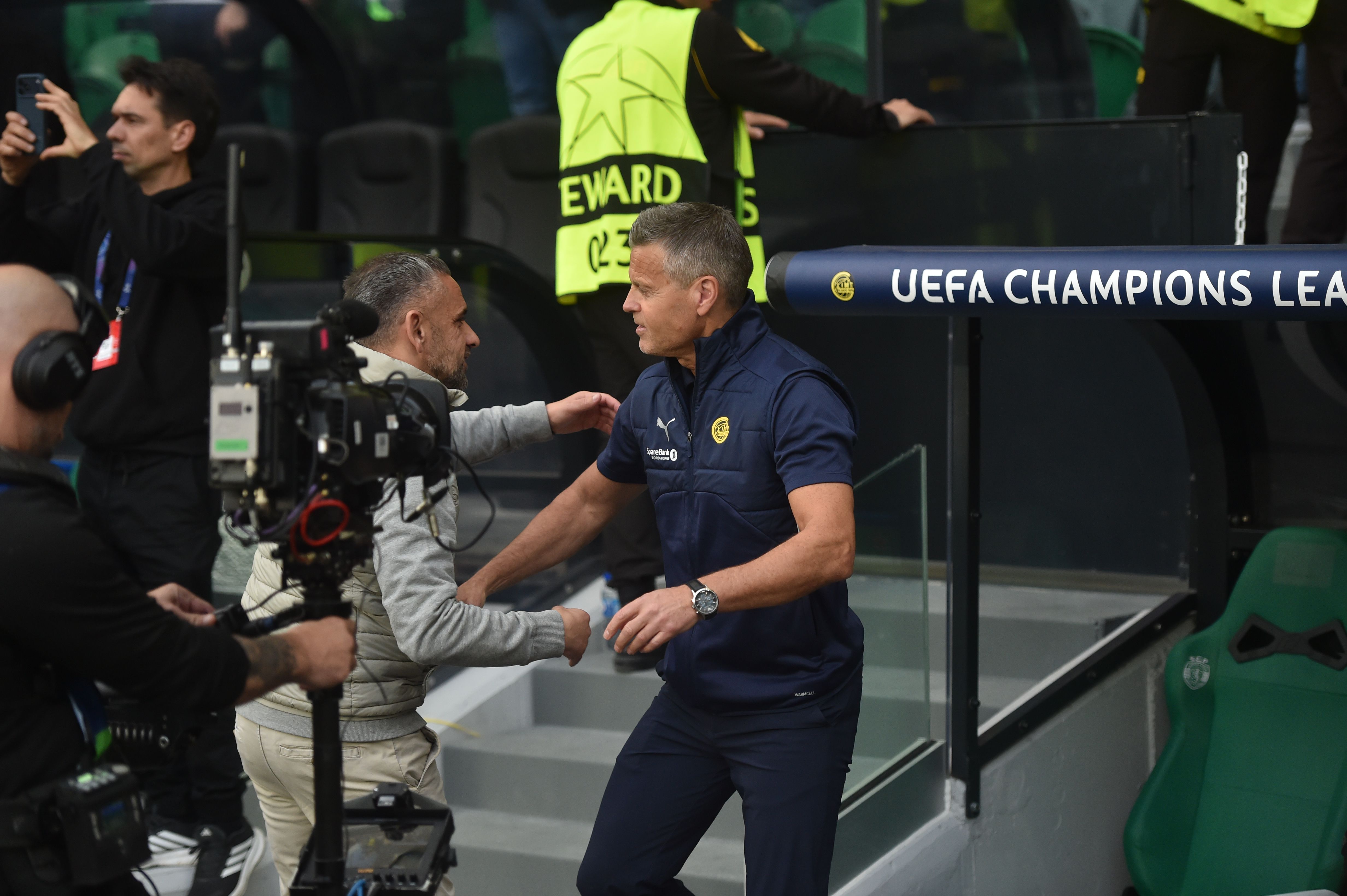 Rui Borges e Kjetil Knutsen cumprimentam-se antes do jogo do Sporting com o Bodo/Glimt em Alvalade - Foto: Miguel Nunes