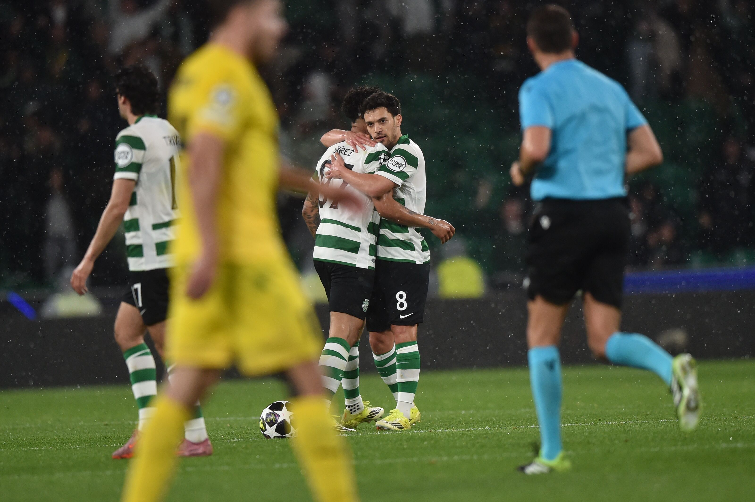 Pote agradece a assistência de Suárez para o golo ao Bodo/Glimt  - Foto: Miguel Nunes