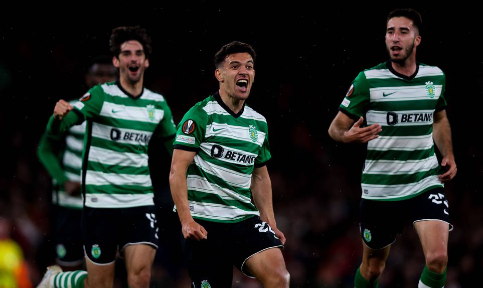 Pedro Gonçalves festeja no último jogo do Sporting no Emirates