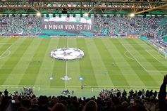 Eis a entrada dos jogadores no relvado