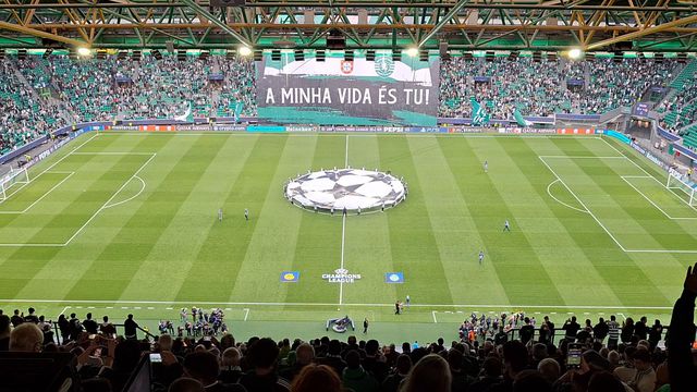 Eis a entrada dos jogadores no relvado