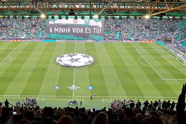 Eis a entrada dos jogadores no relvado