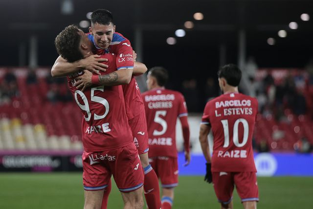 Santi García a festejar com Agustín Moreira - Foto: Manuel Fernando Araújo/LUSA