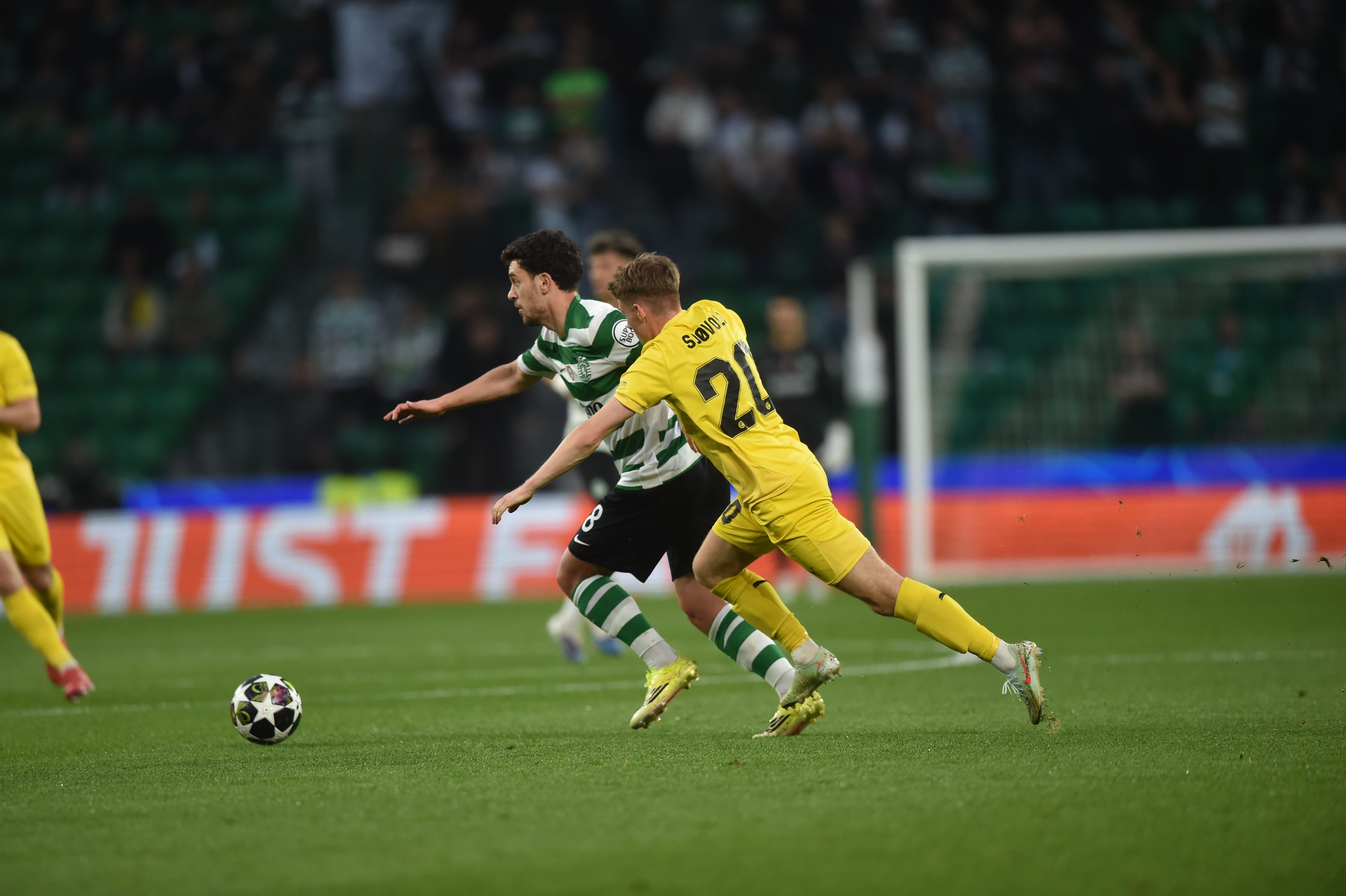 Pote foge a um adversário - Foto: Miguel Nunes