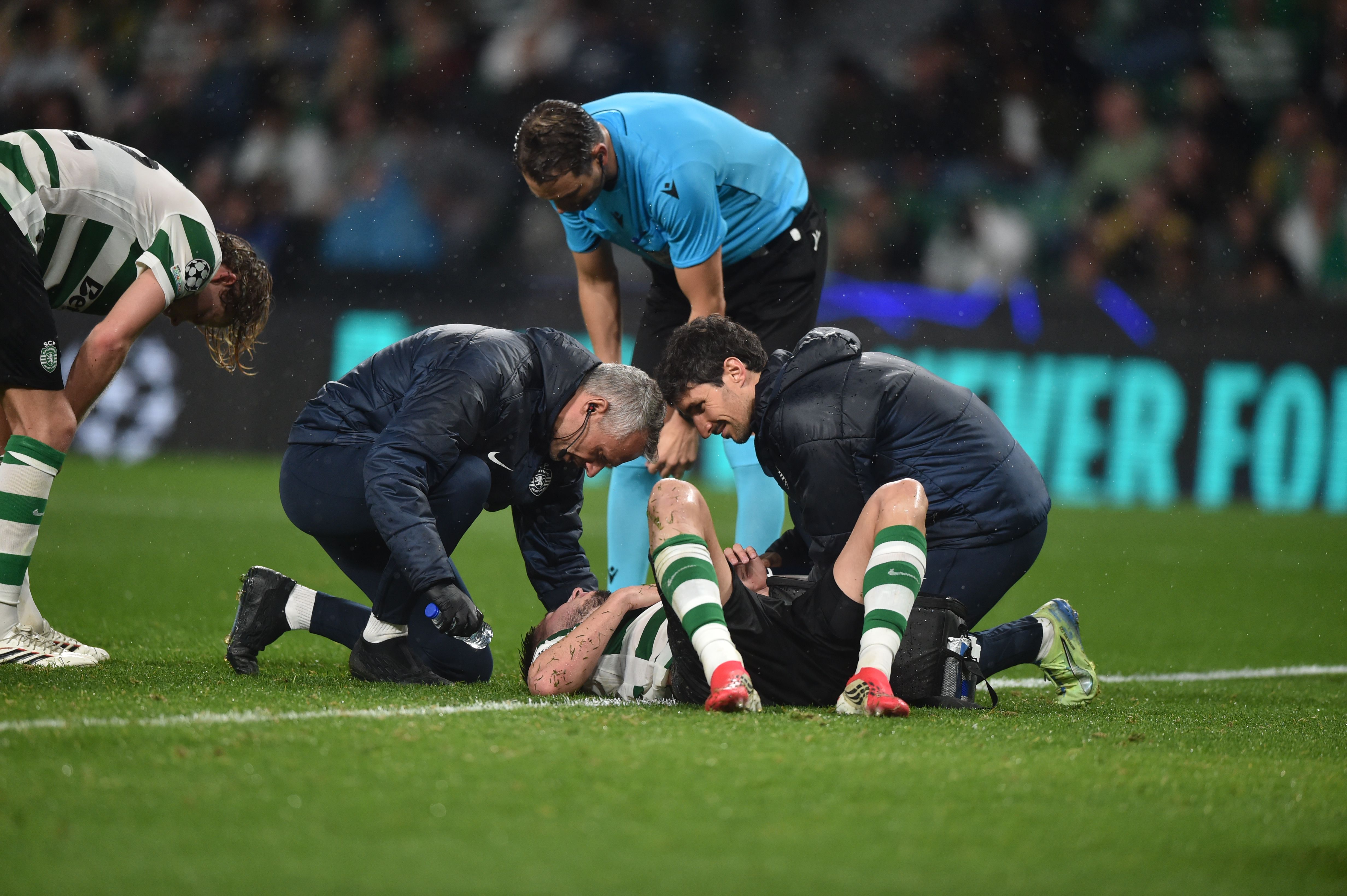 Gonçalo Inácio recebe assistência médica - Foto: Miguel Nunes