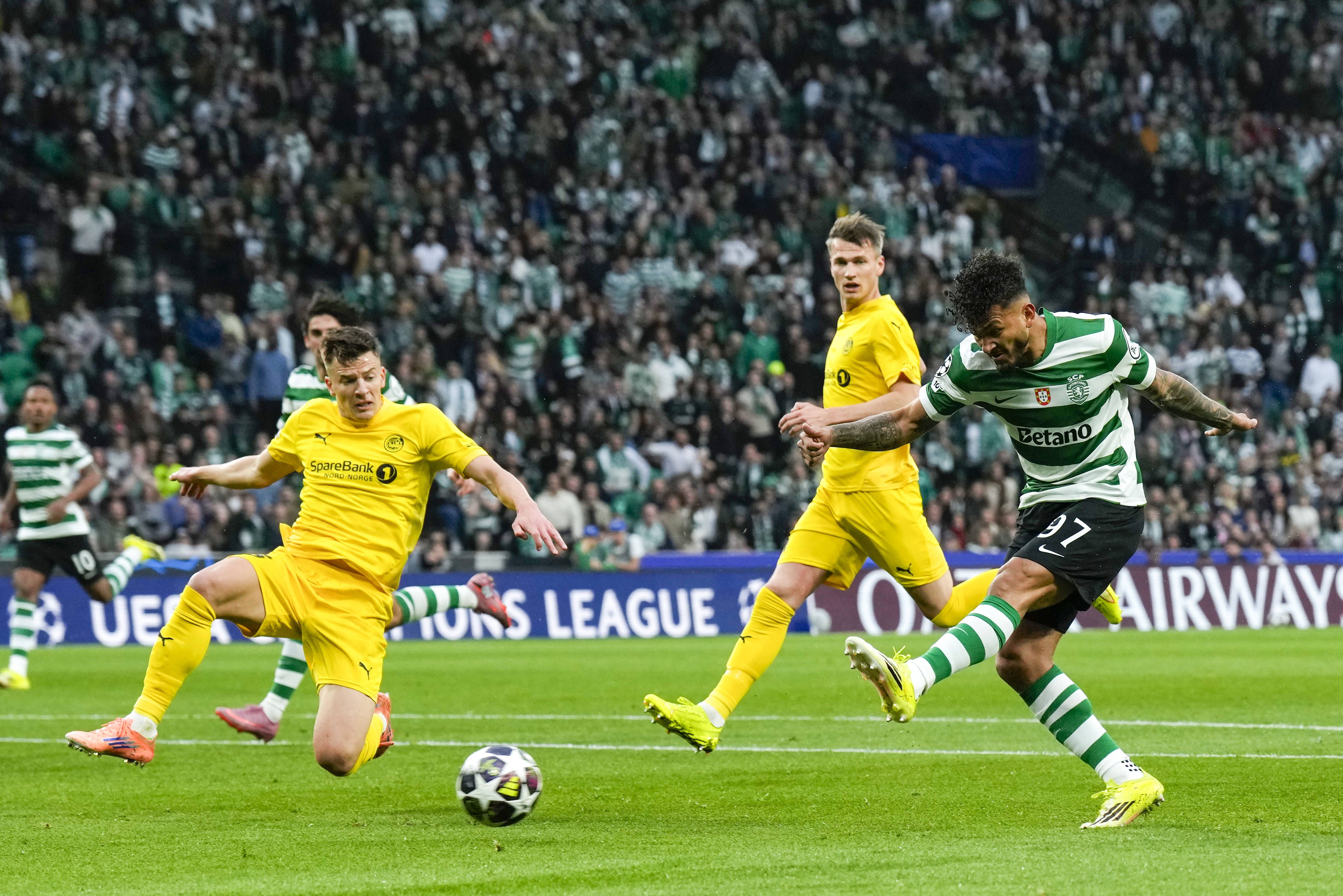 Suárez remata perante a oposição de um adversário