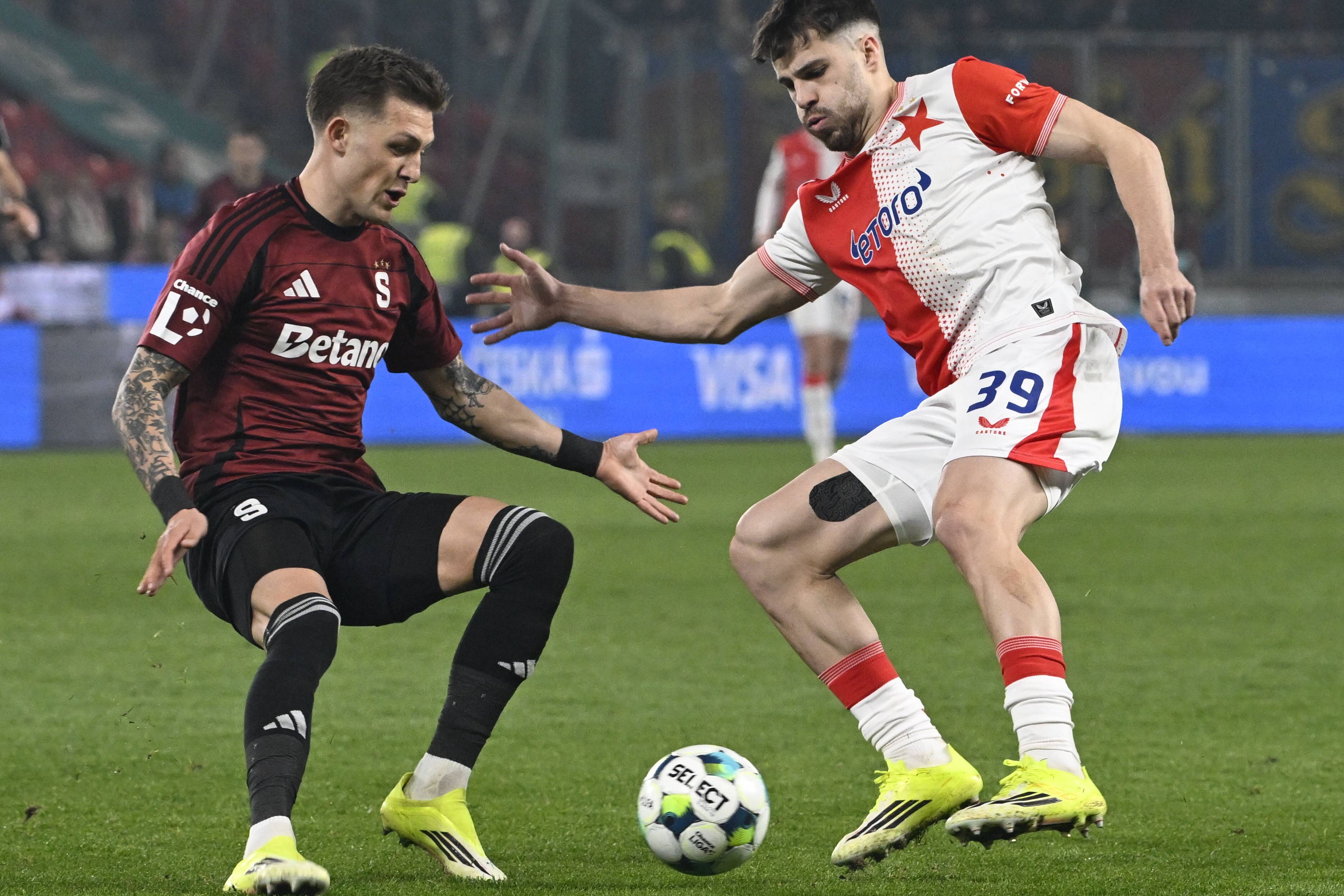 David Jurásek em ação pelo Slavia diante do Sparta