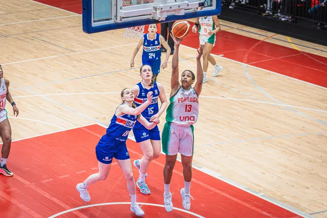 Josephine Filipe marca debaixo do cesto       Fotografia FIBA