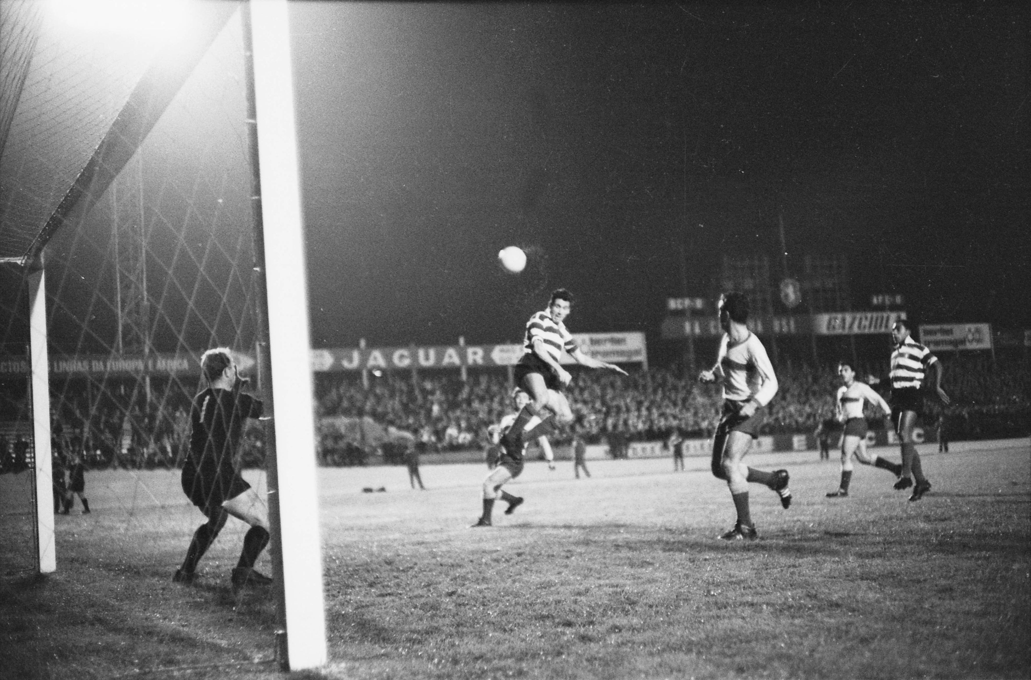 Em 1963, o Sporting goleou o APOEL Nicósia, por 16-1, na primeira mão dos oitavos de final da Taça das Taças - Foto: A BOLA