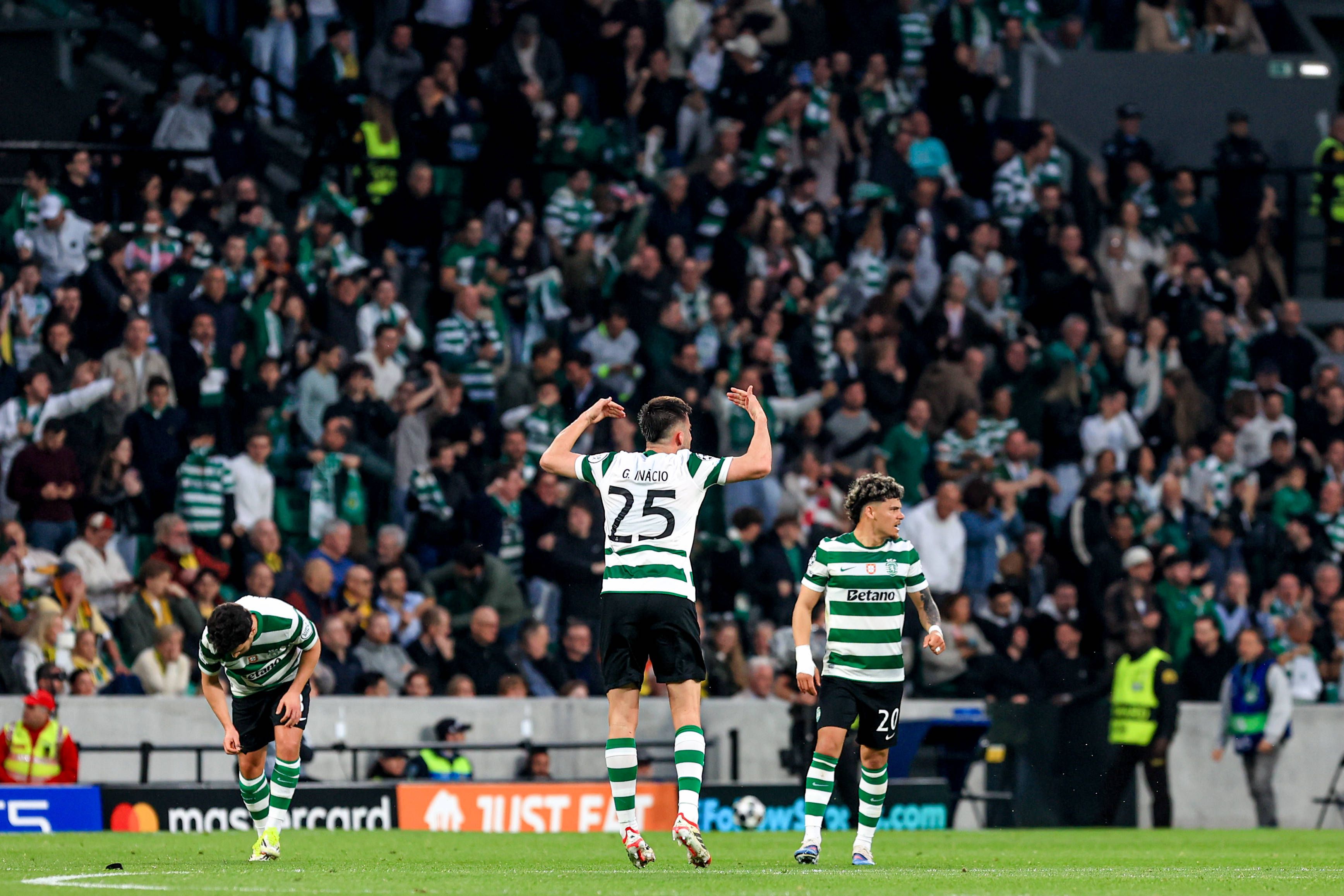 Jogadores festejam golo do Sporting