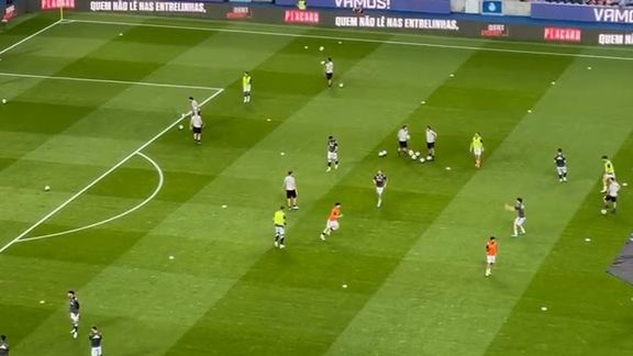 Jogadores do V. Guimarães aquecem no Dragão