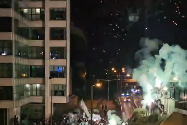 Vídeos: Centenas de adeptos em festa esperaram autocarro do Sporting em Alvalade
