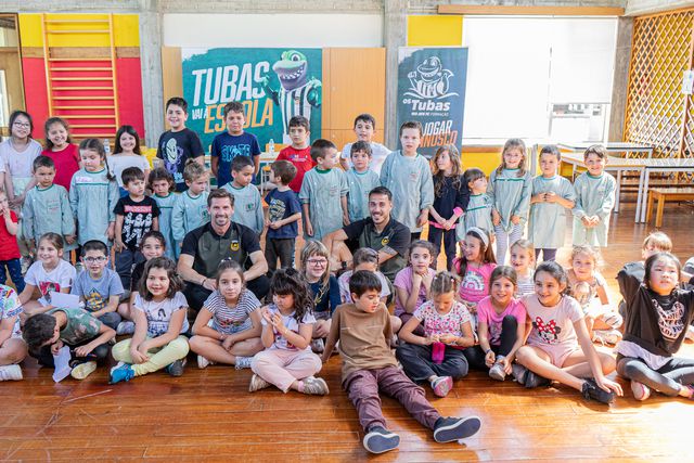 Rio Ave: convívio de Adrien e João Teixeira com crianças em Modivas