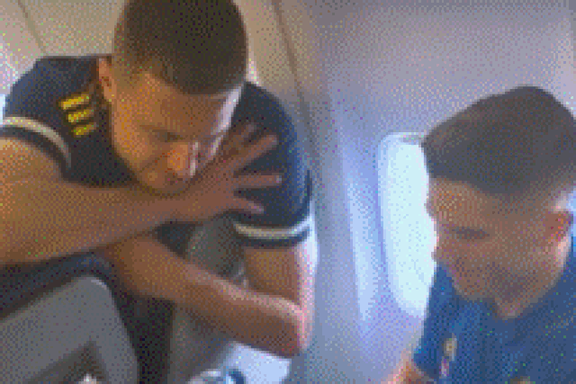 Gyokeres mostra habilidades com uma... garrafa de água