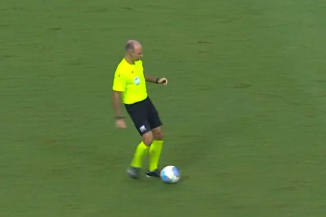 É caso raro (vídeo): equipa de arbitragem aplaudida
