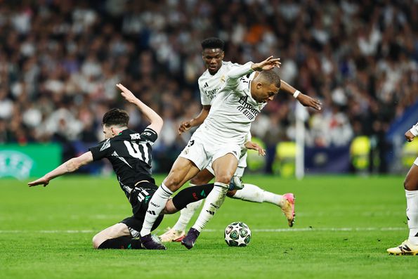 Mbappé disputa a bola com eclan Rice e acaba por dobrar o tornozelo
