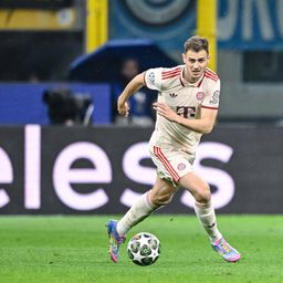 Defesa do Bayern Munique pede desculpa por empurrar apanha-bolas