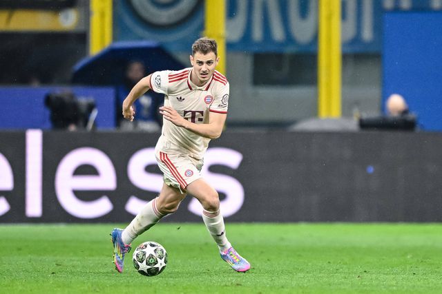 Defesa do Bayern Munique pede desculpa por empurrar apanha-bolas