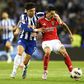 Pepê e Di María, jogadores de FC Porto e Benfica, a disputarem a bola no clássico de 6 de abril de 2025
