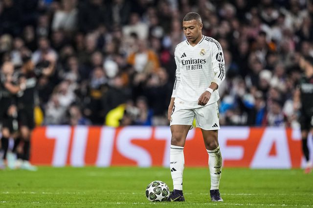 Mbappé controla, irritado, a bola durante o jogo com o Arsenal