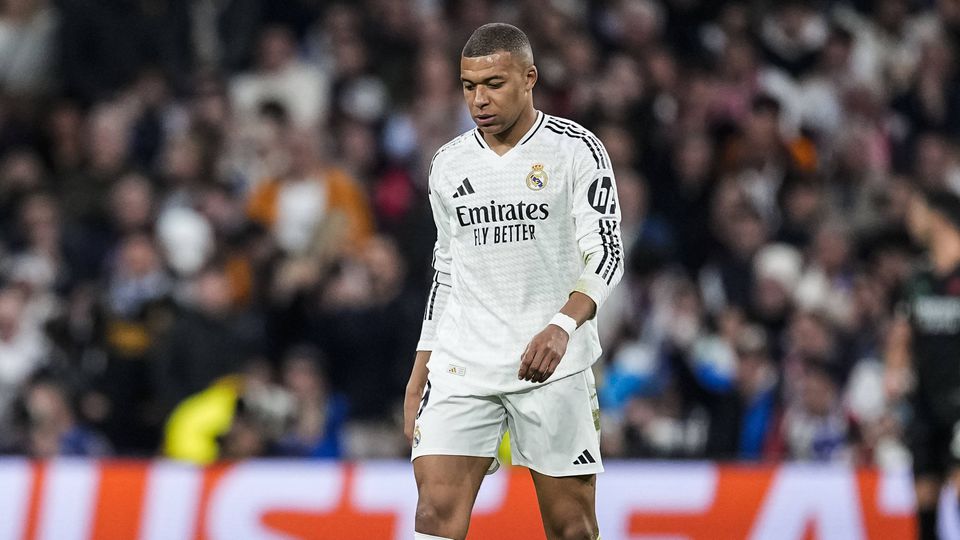 Mbappé controla, irritado, a bola durante o jogo com o Arsenal
