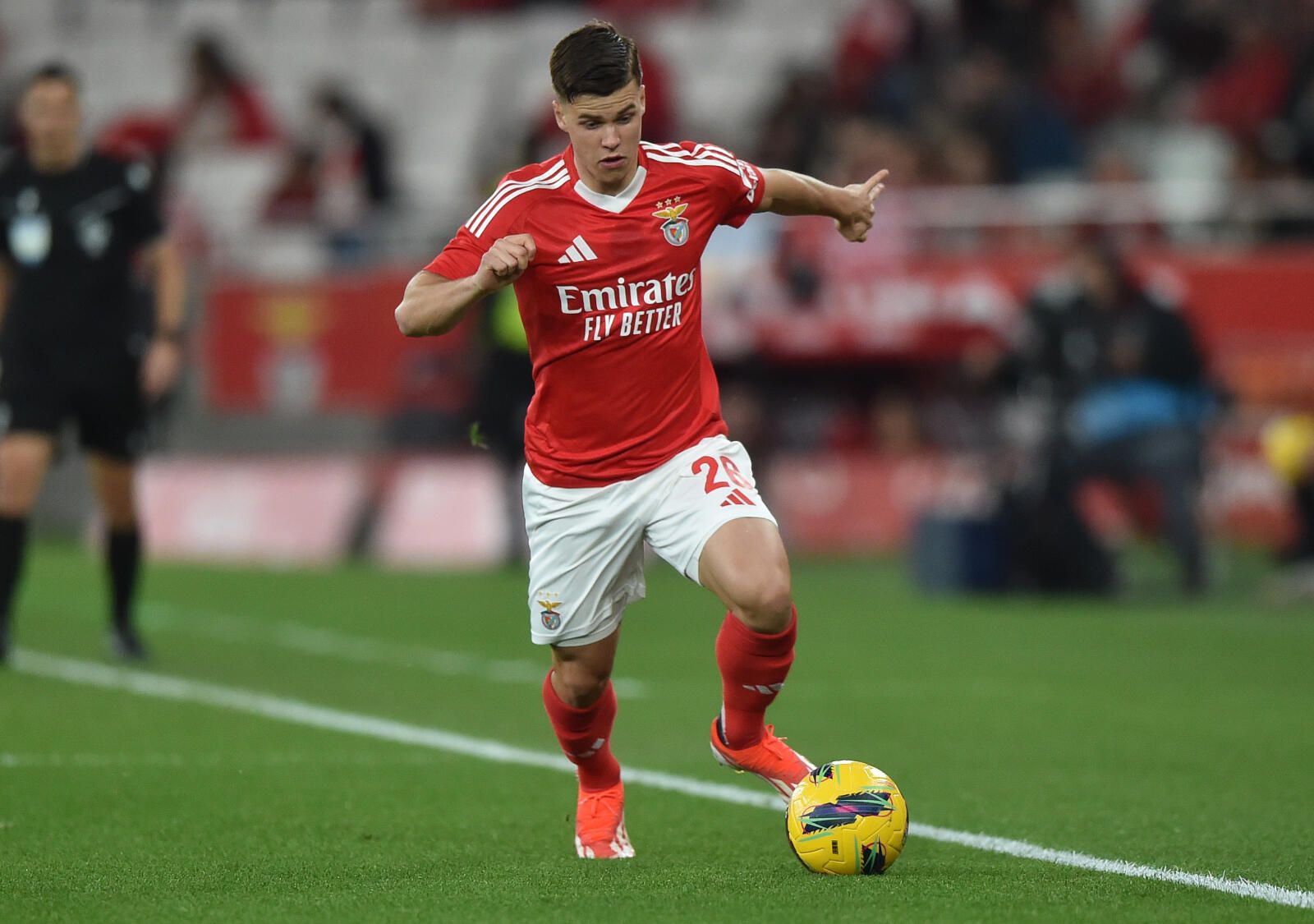 Samuel Dahl, lateral-esquerdo do Benfica, em fase de jogo com bola