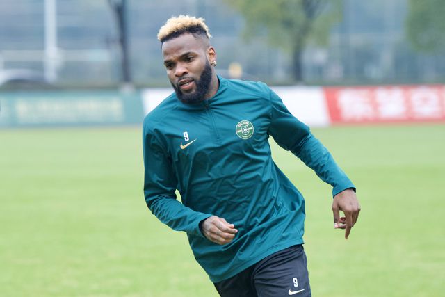 Aaron Boupendza jum treino do Zheijang FC