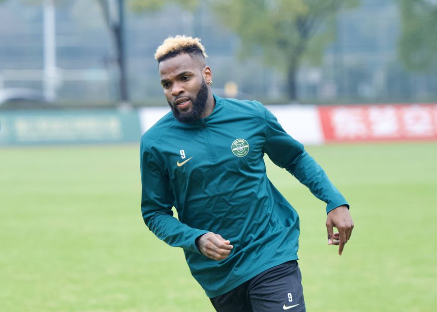 Aaron Boupendza jum treino do Zheijang FC