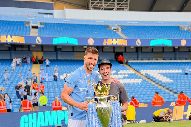 Rúben Dias com Diogo Prego após a conquista da Premier League