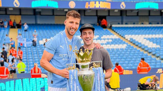 Rúben Dias com Diogo Prego após a conquista da Premier League