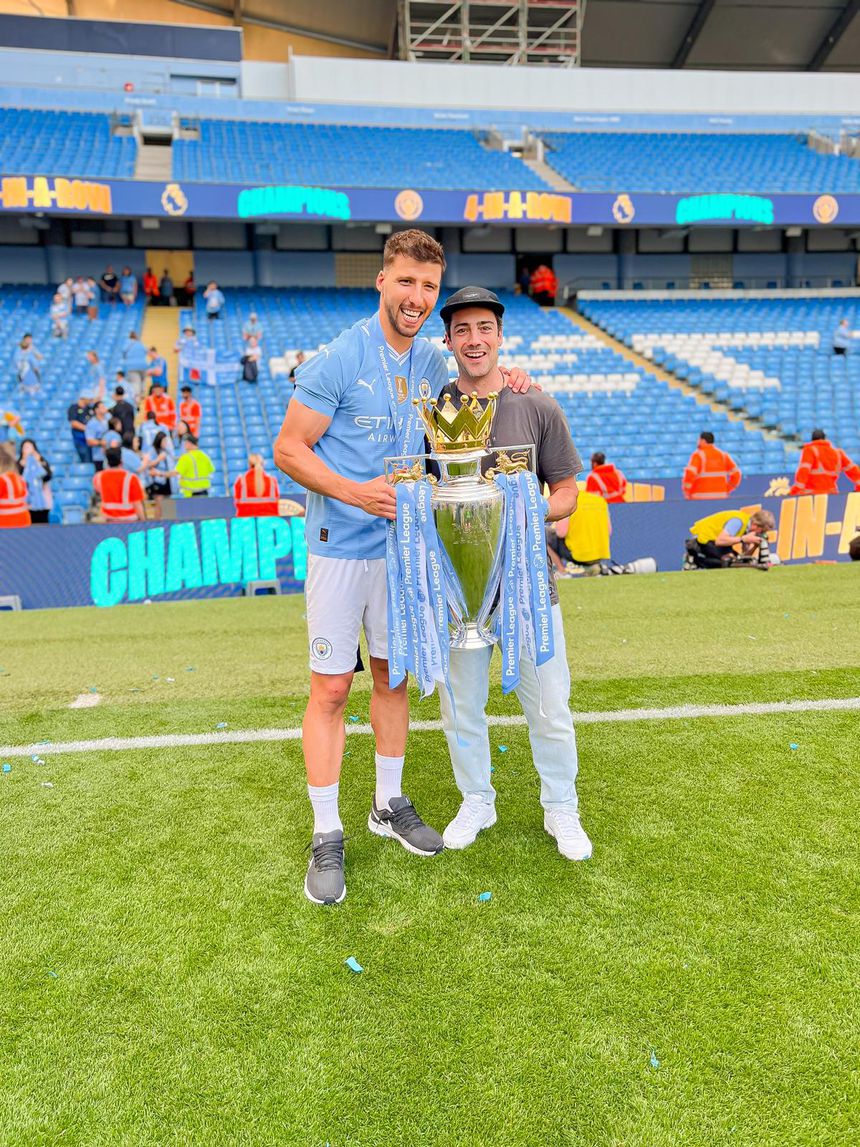 Rúben Dias com Diogo Prego após a conquista da Premier League