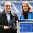 António Oliveira entregou o prémio a Teresa Santos, responsável pela Sustentabilidade do FC Porto (Foto: FC PORTO)