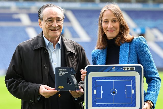 António Oliveira entregou o prémio a Teresa Santos, responsável pela Sustentabilidade do FC Porto (Foto: FC PORTO)