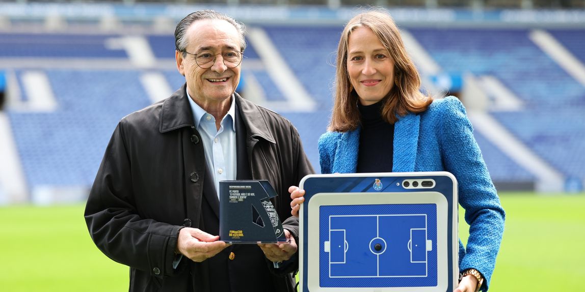 António Oliveira entregou o prémio a Teresa Santos, responsável pela Sustentabilidade do FC Porto (Foto: FC PORTO)
