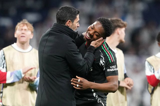 Mikel Arteta com Myles Lewis-Skelly