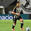 Hulk controla a bola no jogo entre Atlético Mineiro e Santos