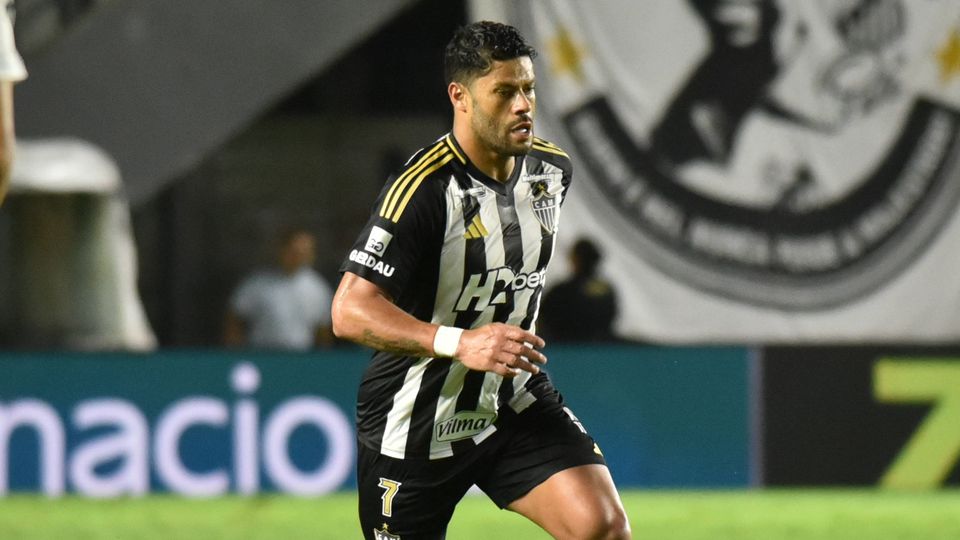 Hulk controla a bola no jogo entre Atlético Mineiro e Santos