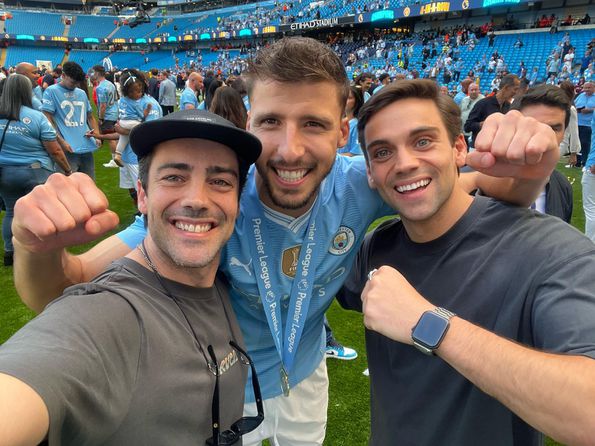 Diogo Prego e o irmão Francisco com Rúben Dias, destejando a conquista da Premier League