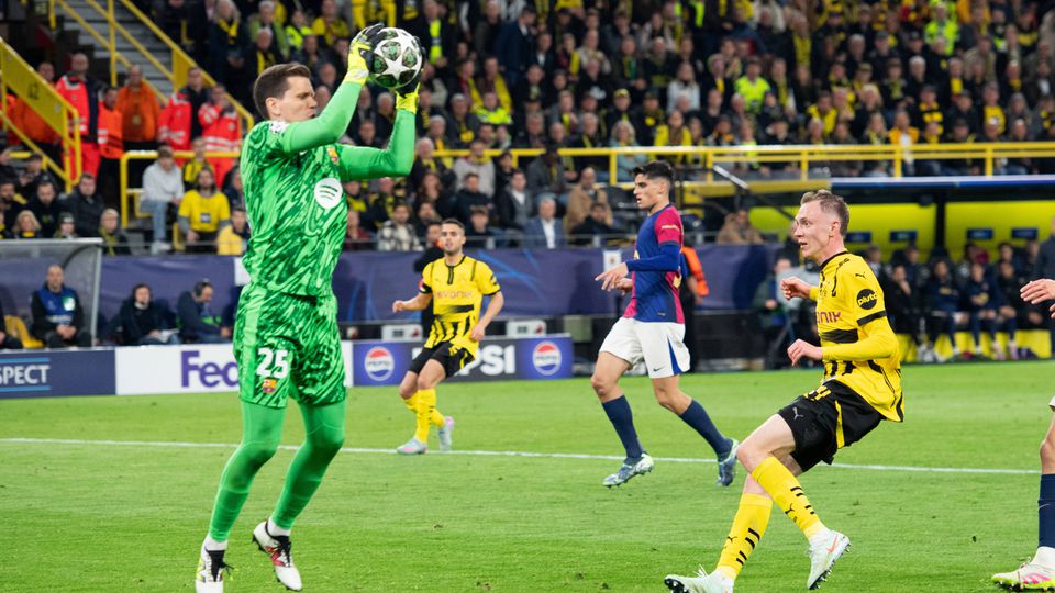 Szczesny, guarda-redes do Barcelona, agarra à bola frente ao Dortmund