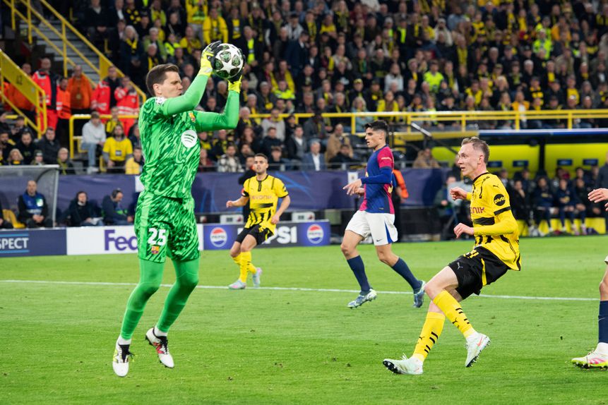 Szczesny, guarda-redes do Barcelona, agarra à bola frente ao Dortmund