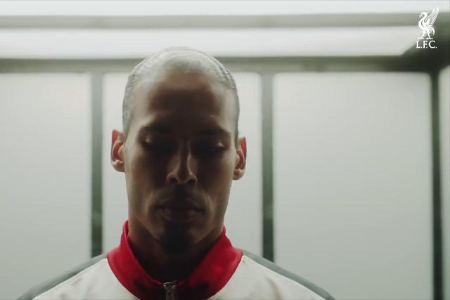 Foi assim que o Liverpool confirmou a renovação com Van Dijk (vídeo)