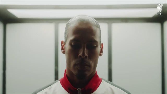 Foi assim que o Liverpool confirmou a renovação com Van Dijk (vídeo)