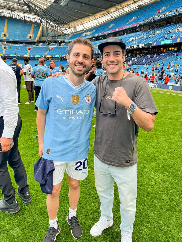 Diogo Prego e Bernardo Silva celebram a conquista da Premier League por parte do Manchester City