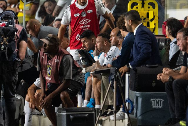 Neymar chora depois de mais uma lesão